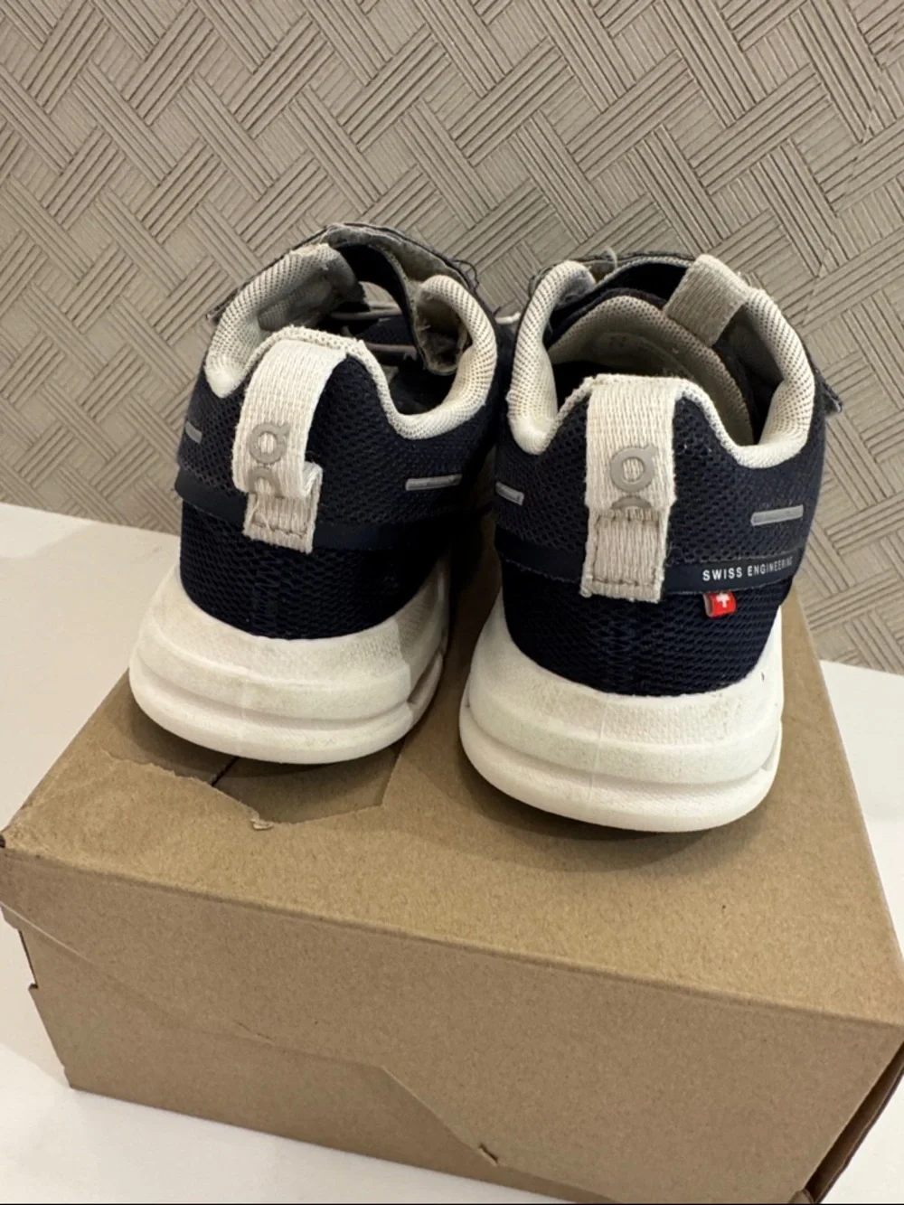 On Running Cloud Play sneakers (Little Kid) Color: MIDNIGHT/WHITE size 12.5 - Picture 7 of 12